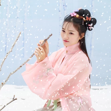 雪景帶傘紅衣女生頭像，唯美古風真人頭像