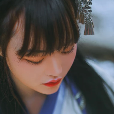 文藝帶樂器女生頭像，唯美古風(fēng)真人頭像