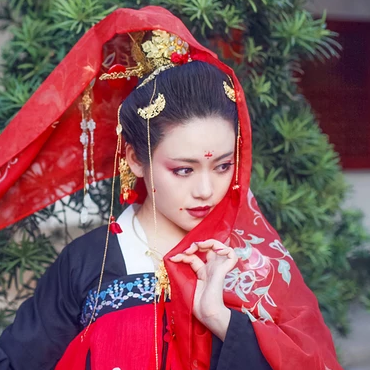 嬌艷紅色帶傘女生頭像，唯美古風真人頭像