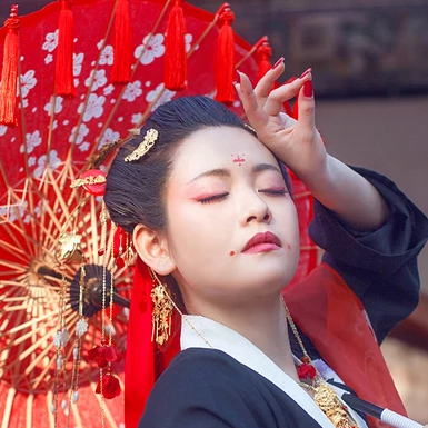 嬌艷紅色帶傘女生頭像，唯美古風真人頭像