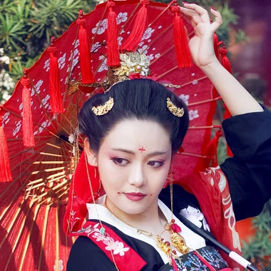 嬌艷紅色帶傘女生頭像，唯美古風真人頭像