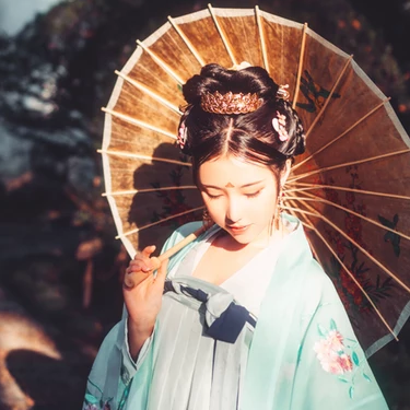 淡青色帶傘女生頭像，唯美古風(fēng)真人頭像