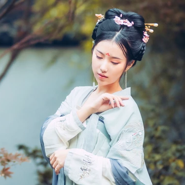 淡青色帶傘女生頭像，唯美古風(fēng)真人頭像