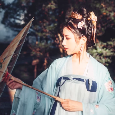淡青色帶傘女生頭像，唯美古風(fēng)真人頭像