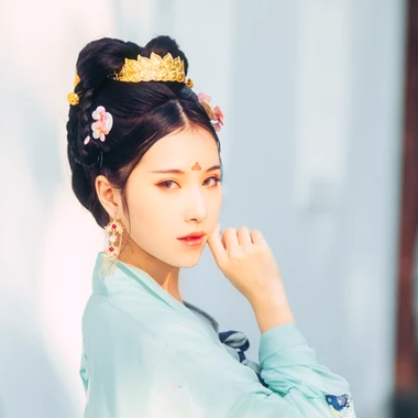 淡青色帶傘女生頭像，唯美古風(fēng)真人頭像