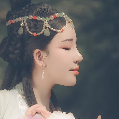 淡雅少女帶團(tuán)扇頭像，唯美古風(fēng)真人頭像