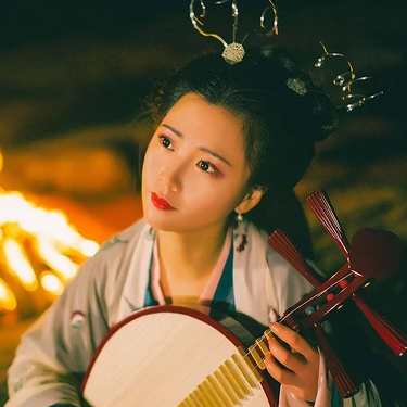 夜晚彈琵琶女生頭像，唯美古風(fēng)真人頭像
