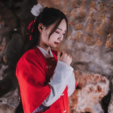 紅衣落雪可愛女生頭像，唯美古風真人頭像