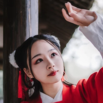 紅衣落雪可愛女生頭像，唯美古風真人頭像