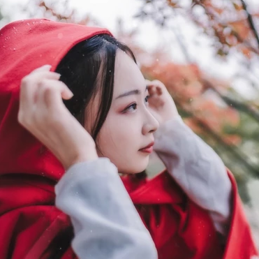紅衣落雪可愛女生頭像，唯美古風真人頭像