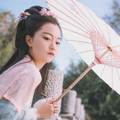 高貴紫衣紅紗帶傘女生頭像，唯美古風真人頭像