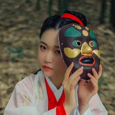 紅衣帶面具扇女生頭像，唯美古風(fēng)真人頭像