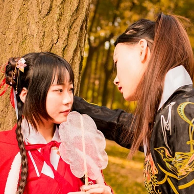 銀杏紅衣閨蜜頭像，唯美古風(fēng)真人頭像