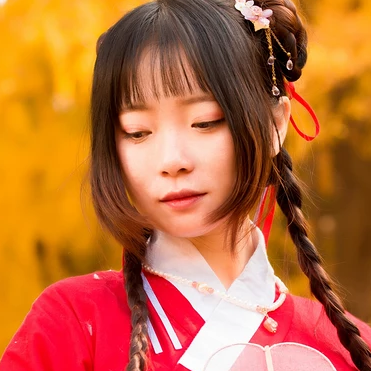 銀杏紅衣閨蜜頭像，唯美古風(fēng)真人頭像