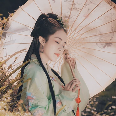 云鶴漢服帶傘頭像，唯美古風(fēng)真人頭像