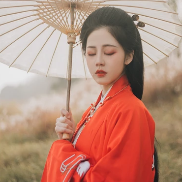 紅衣蒹葭帶傘頭像，唯美古風真人頭像