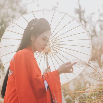 紅衣蒹葭帶傘頭像，唯美古風真人頭像