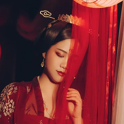 紅衣帶團(tuán)扇女生頭像，唯美古風(fēng)真人頭像