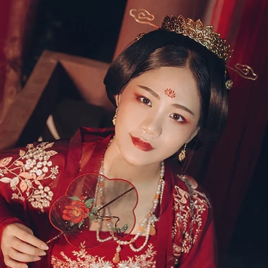 紅衣帶團(tuán)扇女生頭像，唯美古風(fēng)真人頭像