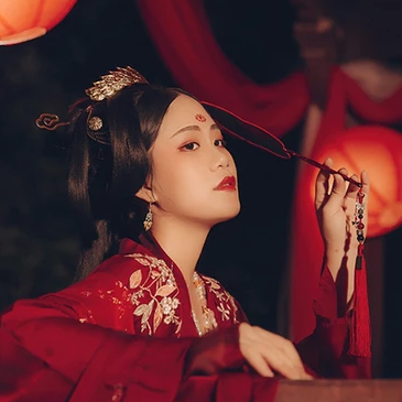 紅衣帶團(tuán)扇女生頭像，唯美古風(fēng)真人頭像