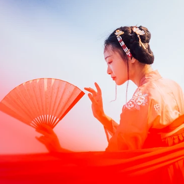 滄海風舞帶折扇女生頭像，唯美古風真人頭像