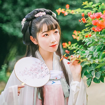 花庭樹(shù)下女生頭像，唯美古風(fēng)真人頭像