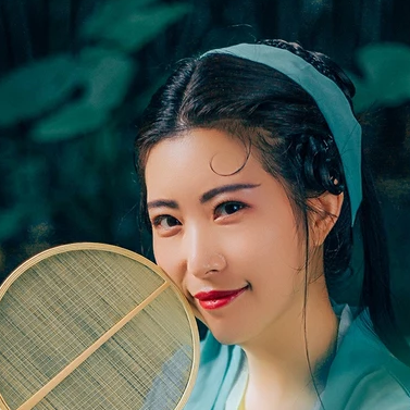 青青帶團(tuán)扇女生頭像，唯美古風(fēng)真人頭像