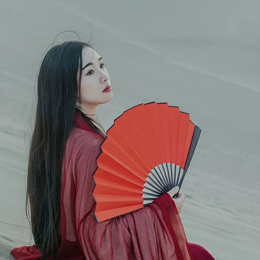 沙漠紅衣帶傘女生頭像，唯美古風(fēng)真人頭像