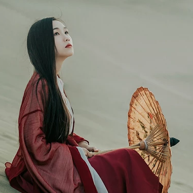 沙漠紅衣帶傘女生頭像，唯美古風(fēng)真人頭像