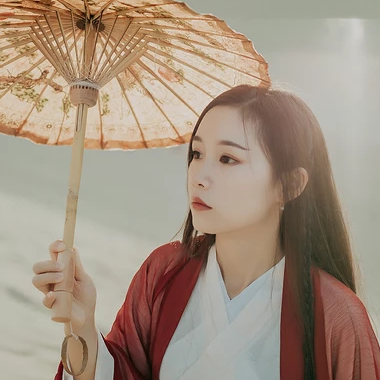 沙漠紅衣帶傘女生頭像，唯美古風(fēng)真人頭像