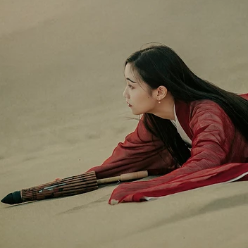沙漠紅衣帶傘女生頭像，唯美古風(fēng)真人頭像