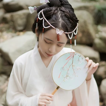 楓葉帶團扇女生頭像，唯美古風(fēng)真人頭像