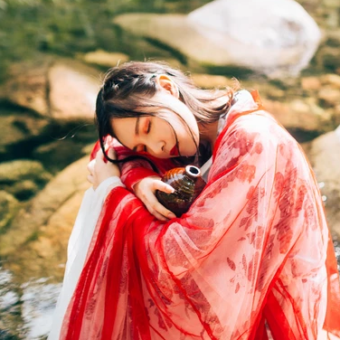 紅衣喝酒女生頭像，唯美古風(fēng)真人頭像