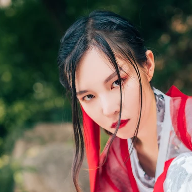 紅衣喝酒女生頭像，唯美古風(fēng)真人頭像