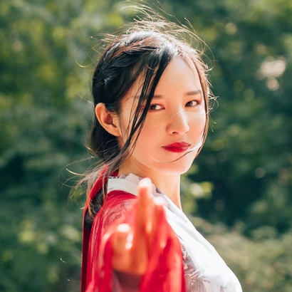 紅衣喝酒女生頭像，唯美古風(fēng)真人頭像