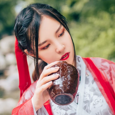 紅衣喝酒女生頭像，唯美古風(fēng)真人頭像