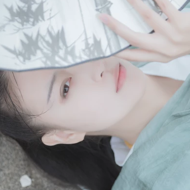 素衣俠客女生頭像，唯美古風真人頭像