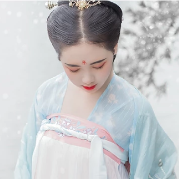 雪景帶團扇女生頭像，唯美古風(fēng)真人頭像
