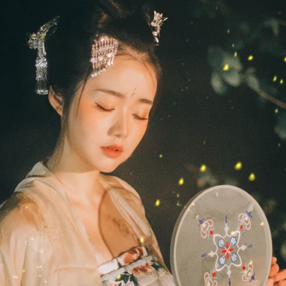 夜景帶團扇女生頭像，唯美古風(fēng)真人頭像