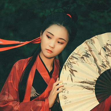 瀟灑霸氣紅衣帶折扇女生頭像，唯美古風(fēng)真人頭