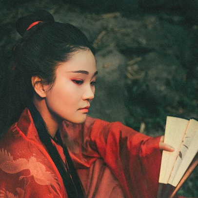 瀟灑霸氣紅衣帶折扇女生頭像，唯美古風(fēng)真人頭