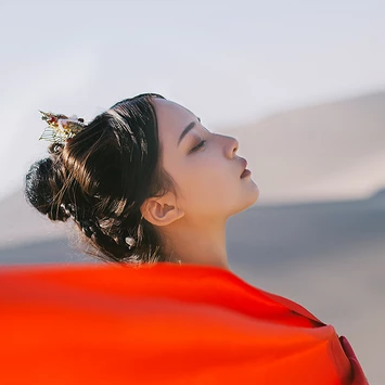 沙漠紅衣女子頭像，唯美古風真人頭像
