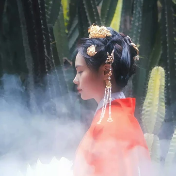 紅衣仙鶴帶傘女生頭像，唯美古風(fēng)真人頭像