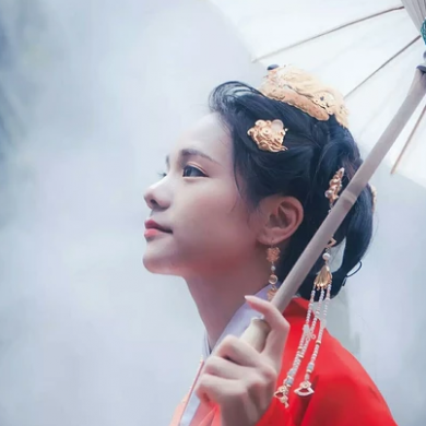 紅衣仙鶴帶傘女生頭像，唯美古風(fēng)真人頭像