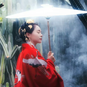 紅衣仙鶴帶傘女生頭像，唯美古風(fēng)真人頭像