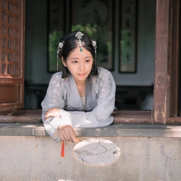 淡雅帶傘團(tuán)扇女生頭像，唯美古風(fēng)真人頭像