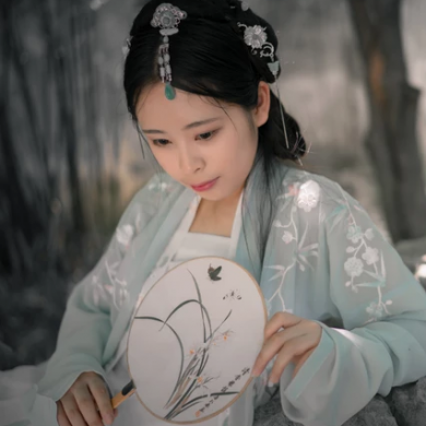淡雅帶傘團(tuán)扇女生頭像，唯美古風(fēng)真人頭像