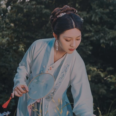 文藝帶團扇女生頭像，唯美古風真人頭像