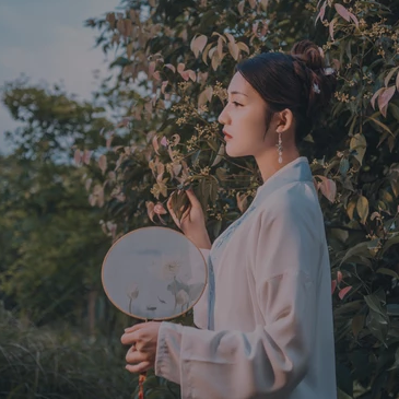 文藝帶團扇女生頭像，唯美古風真人頭像