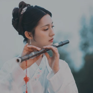 文藝帶團扇女生頭像，唯美古風真人頭像